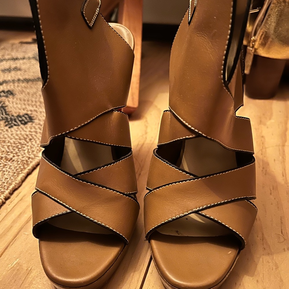 Amazing Christian Louboutin leather beige rarely worn heels